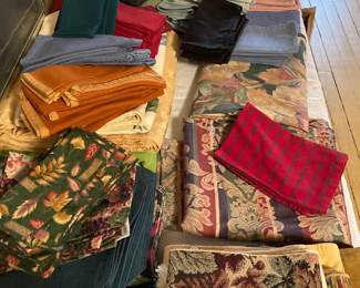 Large amount of tableclothes and cloth napkins