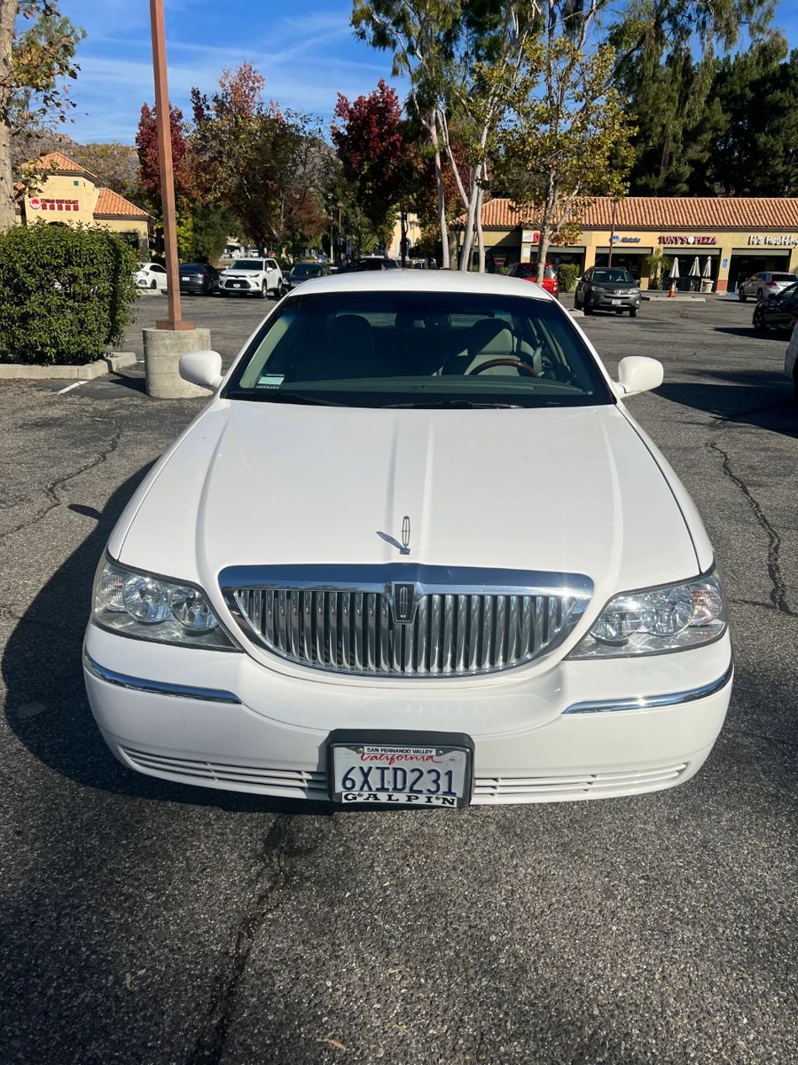 ONE BEAUTIFUL LINCOLN TOWN CAR. THIS IS THE "LIMITED SIGNATURE" MODEL WITH ALL THE EXTRAS. LEATHER INTERIOR, ALL ELECTRIC, A/C BLOWS COLD, ELECTRIC SEATS WORK WELL AND THE ENTIRE CAR HAS BEEN GARAGED AND MAINTAINED ON A REGULAR BASIS. MUST SEE TO TRULY APPRECIATE! 