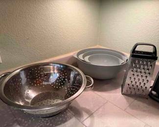 Bols, grater and colander 