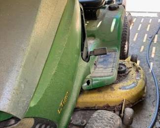 John Deere riding mower LT 180 in running condition