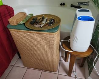 Clothes hamper & humidifier