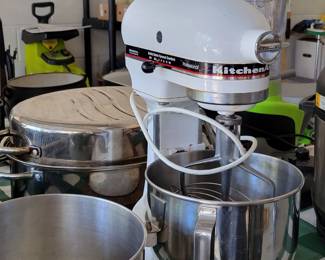 Kitchen Aid w/LOTS of accessories