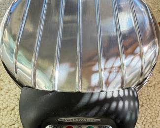 VillaWare Uno Round Belgian Waffle Maker