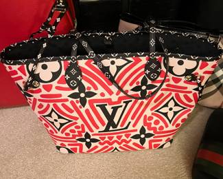 This is a separate sale.  Brought to you by Kandyslux for info text 615-542-3068.  