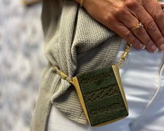 This is a separate sale.  Brought to you by Kandyslux for info text 615-542-3068.  