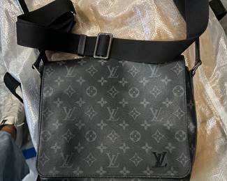 This is a separate sale.  Brought to you by Kandyslux for info text 615-542-3068.  