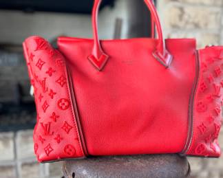 This is a separate sale.  Brought to you by Kandyslux for info text 615-542-3068.  