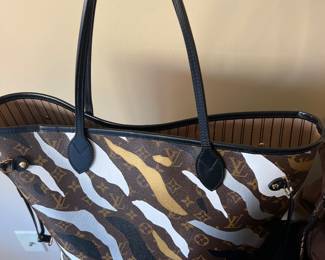 This is a separate sale.  Brought to you by Kandyslux for info text 615-542-3068.  