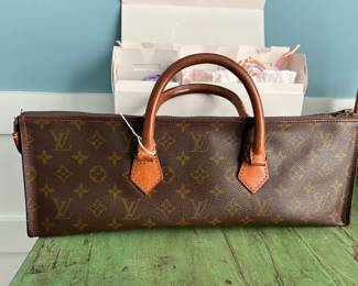 This is a separate sale.  Brought to you by Kandyslux for info text 615-542-3068.  