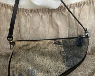 This is a separate sale.  Brought to you by Kandyslux for info text 615-542-3068.  