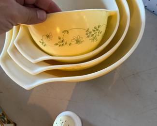 Set of four vintage Pyrex bowls