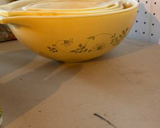 Set of four vintage Pyrex bowls