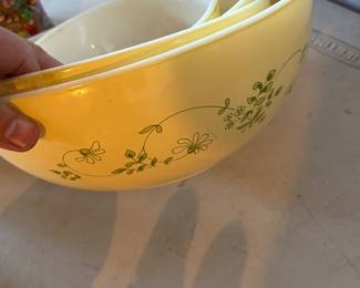 Set of four vintage Pyrex bowls