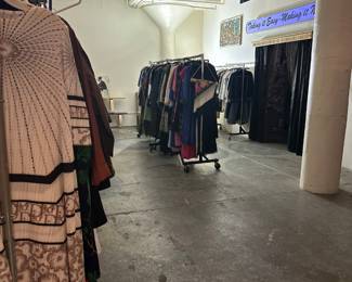 Huge selection vintage clothing (all sizes and genders)