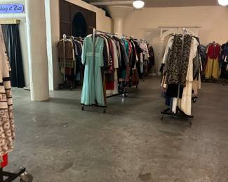 Huge selection vintage clothing (all sizes and genders)