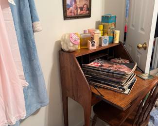 Small desk with chair 