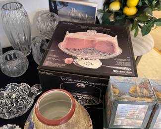 Cake stand with cover 