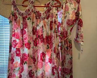 Oscar de larenta robe and night gowns 