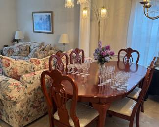 Dining table with 6 chairs 