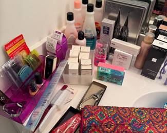 Tons of bathroom items 