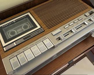 General Electric Series AM or FM Clock Radio with Cassette Player second image