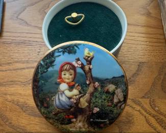 M.I. Hummel Apple Tree Girl Music Box by The Danbury Mint third image
