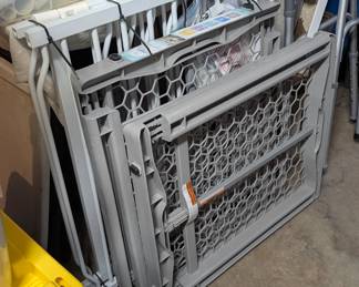 Pet/children gates