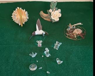 Porcelain figurines and crystal figurines