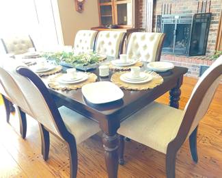 very nice dining table w/ 8 chairs