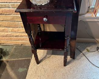 Vintage Chairside/End Table w/1 Drawer and Turned Legs