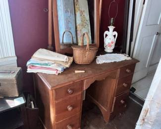 VINTAGE KNEEHOLE VANITY