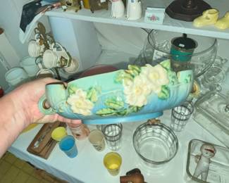 ROSEVILLE VASE (MINOR DAMAGE)