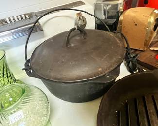 GREAT CAST IRON DUTH OVEN w/ LID