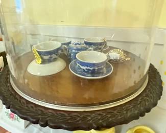 SMALL BLUE WILLOW CUPS & SAUCERS INSIDE THIS CAKE DOME