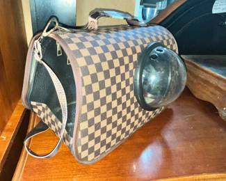 CAT CARRIER (OR SMALL GOGGIE)