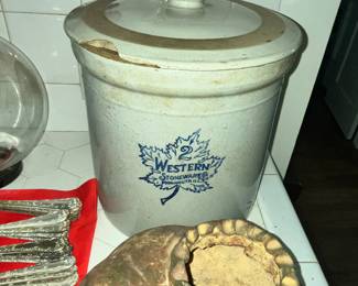 ANTIQUE WESTERN 2 GALLON CROCK w/ LID