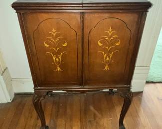 LOVELY LITTLE ANTIQUE BAR!