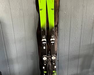 Elan Skis with boots (8 Mens)&nbsp;and Travel Bag