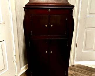 Antique Phonograph with hand crank