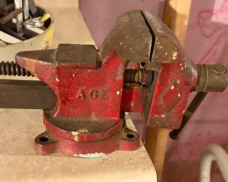 vintage Columbian D63 1/2 bench vise with a swivel base and anvil.