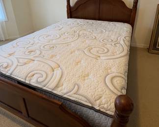 Vintage Mahogany Bed with Mint Condition Queen Serta Mattress 