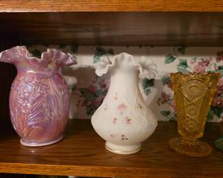 FENTON WHITE FLORAL ART GLASS VASE: HAND PAINTED & SIGNED S. JOHNSON.
Vintage Fenton Glass Daffodil Vase Pink Iridescent Ruffled Crimped Top.