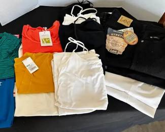 Like New Womens Jeans  Tops  Tags On