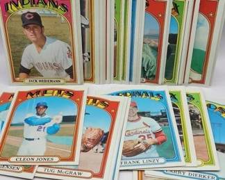  VERY CRISP LOT OF 1972 TOPPS CARDS