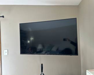 Samsung 50" smart TV (wall mount NFS)