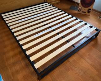 Zinus queen bedframe.....