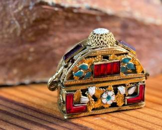 This lot features a stunning antique perfume bottle from the Czech Republic.

