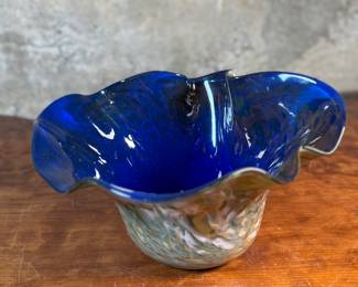 This lot features a stunning art glass vase by listed artist, Mark Russell. Signed underneath as shown in photos and measures, 7” H x 11” W x 11” D.

