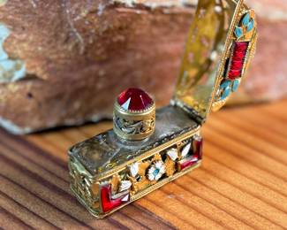 This lot features a stunning antique perfume bottle from the Czech Republic.

