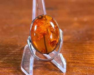 This lot features a stunning Baltic Amber in a sterling silver setting to be used as a brooch or pendant. This piece has a total approx. weight of 15.06 grams.

